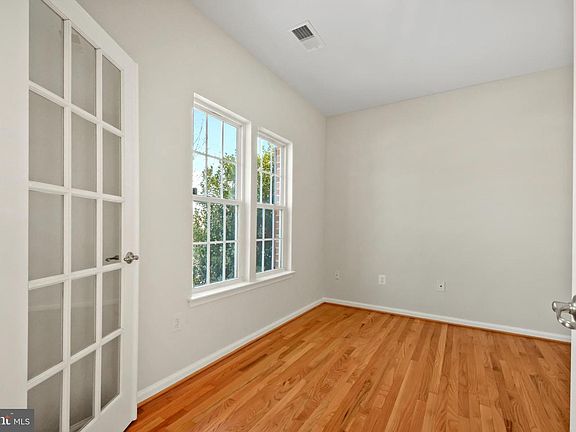 5th image of 20 Manorwood Dr