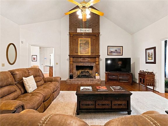 2nd image of 2861 Fairview Rd