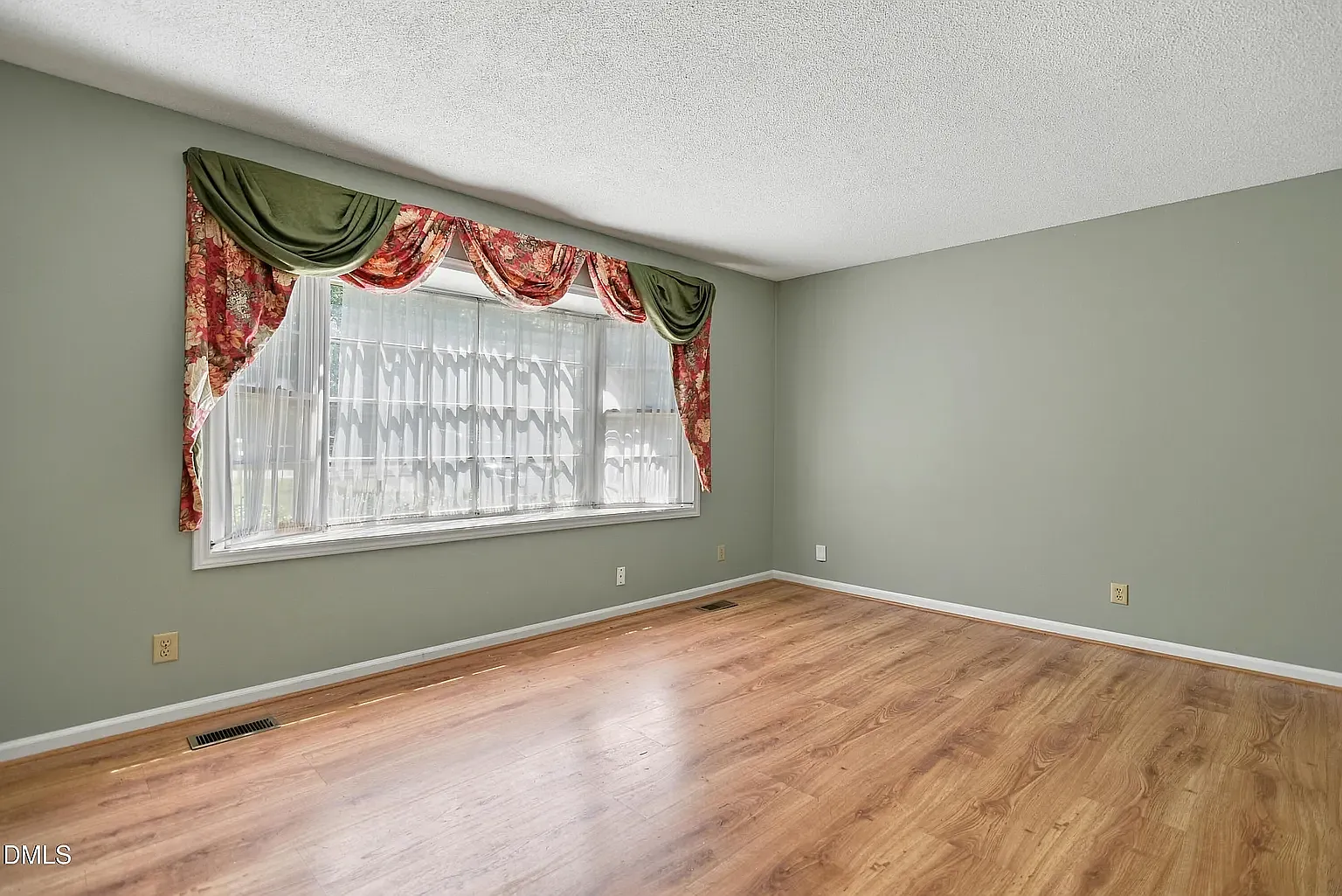 3 bed, 2200 sqft, $2,250 — Photo 3
