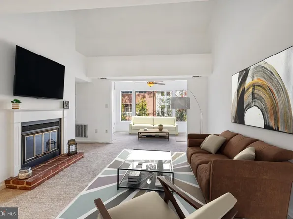 2203 Hunters Run Dr, Reston, VA 20191