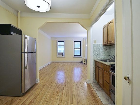 3rd image of 231 E 34th St APT 4C