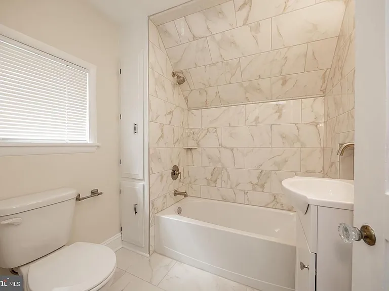 325 W Barnard St W — Photo 52