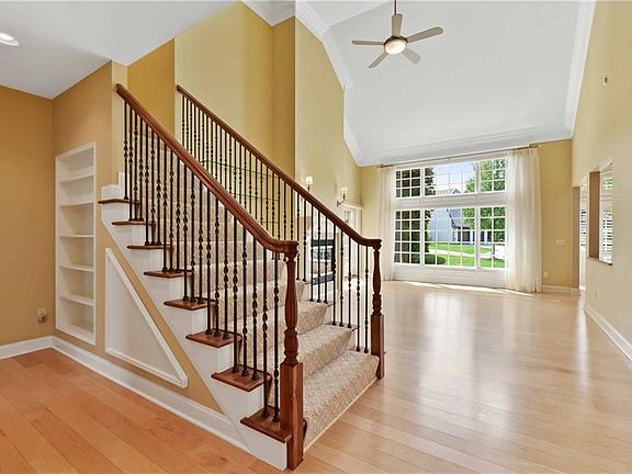2nd image of 3 Warwick Ln