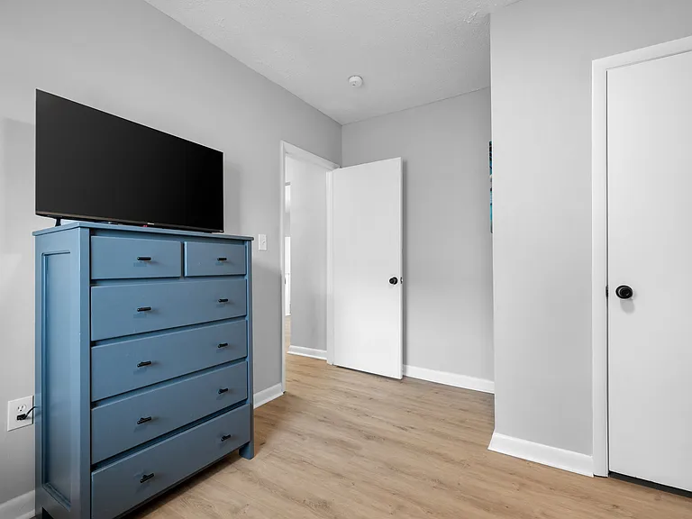 2403 E Pembroke Ave — Photo 23