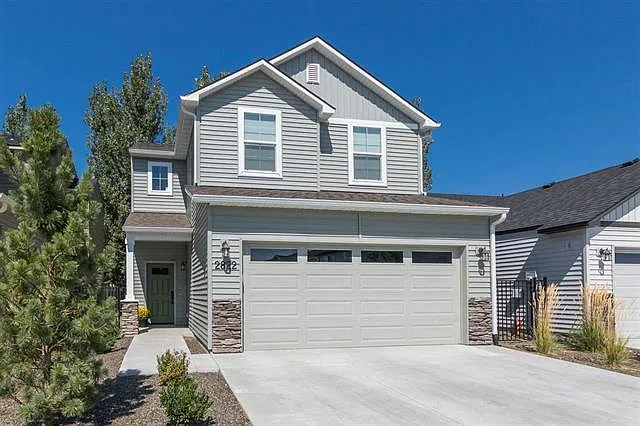 4 bed, 2.5 bath, 1858 sqft, $2,400 — Photo 2