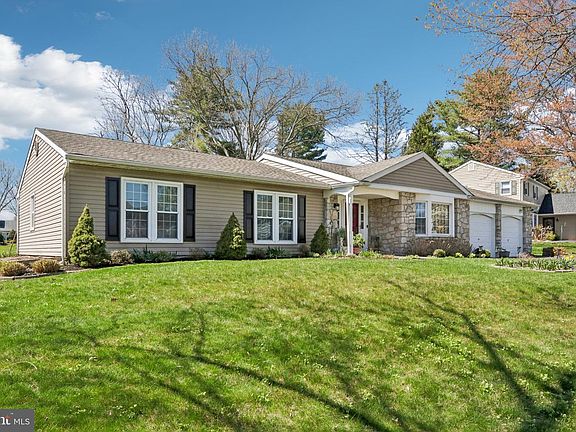3rd image of 923 Pickering Dr