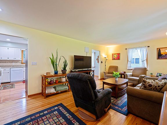 5th image of 582 E Stanton Ave