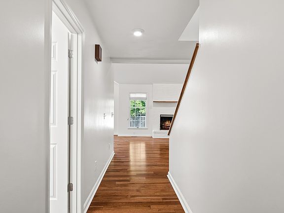 4th image of 1018 Oak Pointe Ct