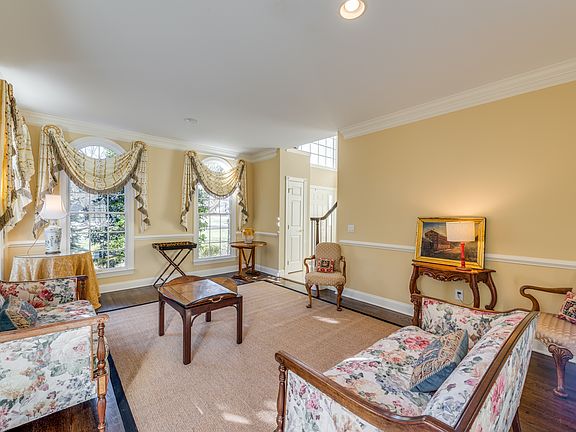 5th image of 9 Carlton Dr