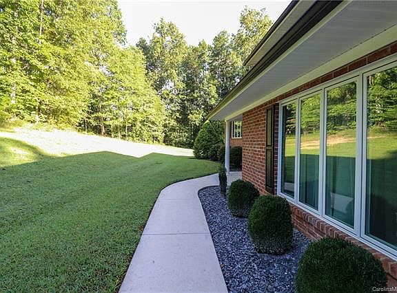 3rd image of 125 Tybeth Cir