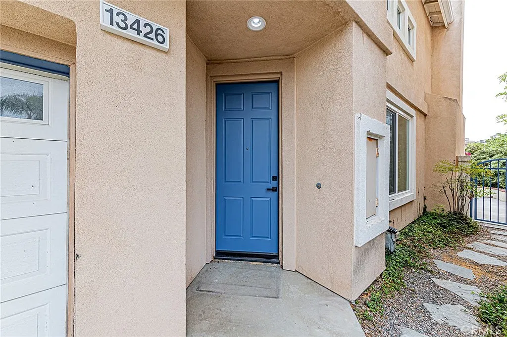 4 bed, 1854 sqft, $4,950 — Photo 2