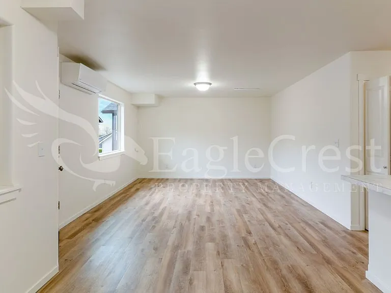 942 NE Spitzenburg St — Photo 29