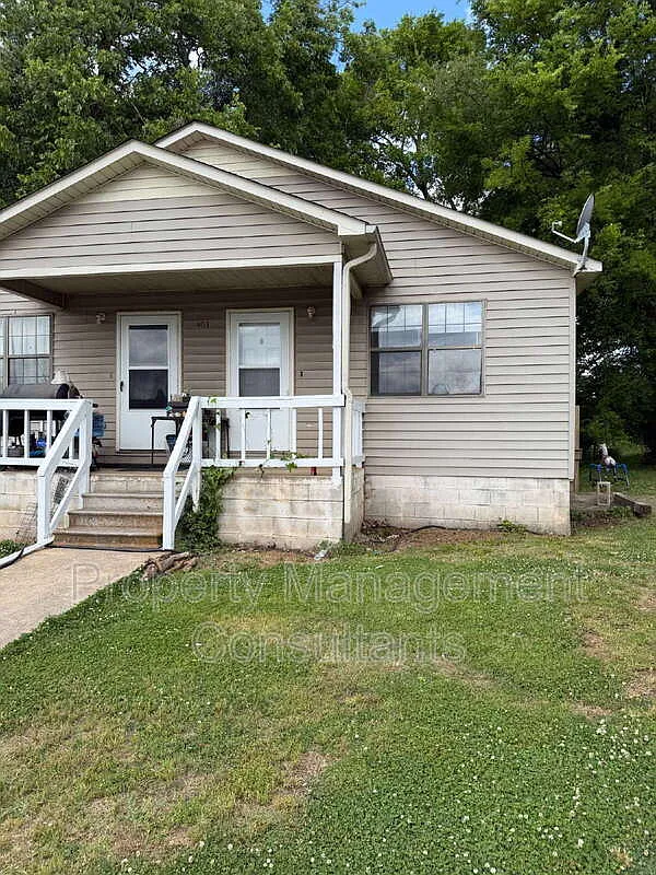 2 bed, 1.0 bath, 900 sqft, $695 — Photo 1
