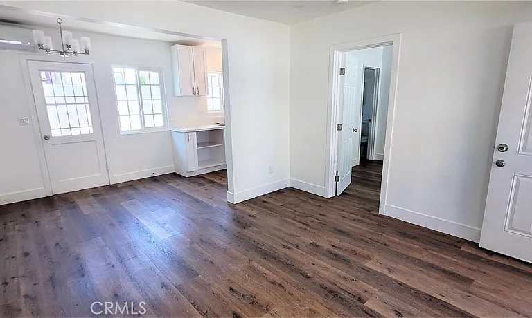 201 S Rowan Ave — Photo 2