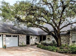302 Linden Ln, Lake Jackson, TX 77566