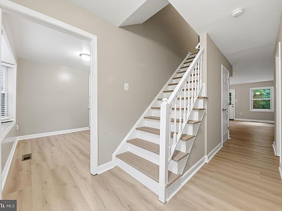 3rd image of 7817 Heatherton Ln