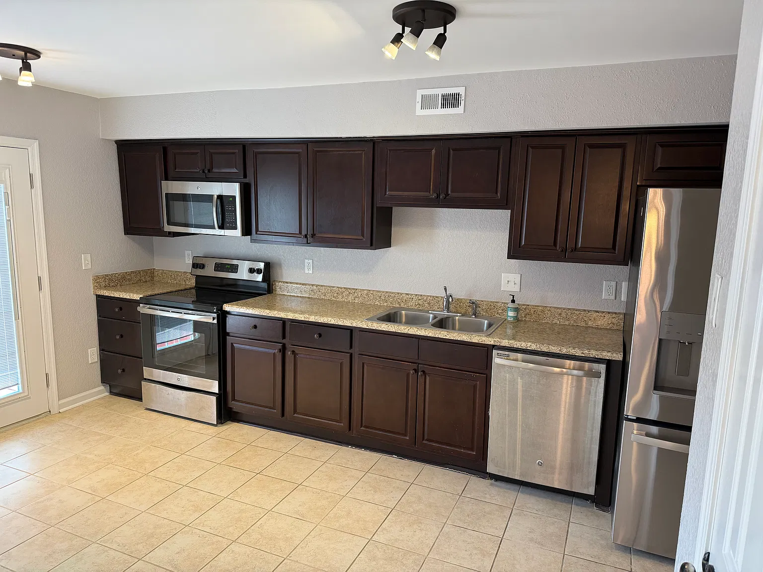4 bed, 2.5 bath, 1906 sqft, $2,695 — Photo 4