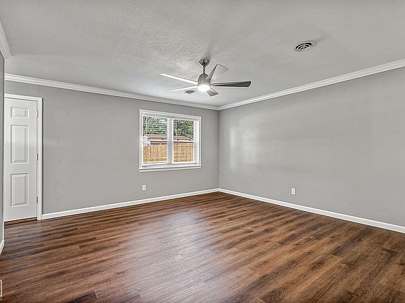 3rd image of 1021 Leawood St