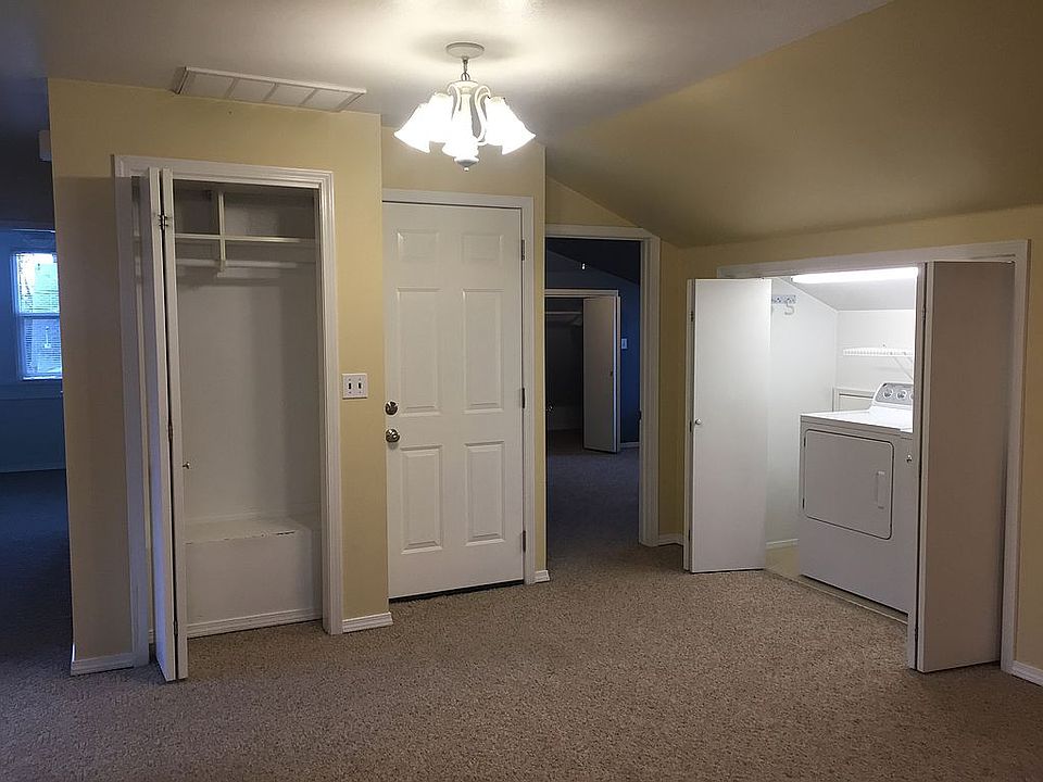 Dining/Entry/Laundry