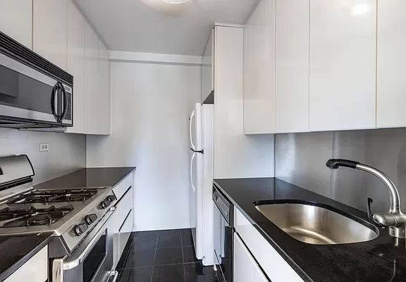 5th image of 137 E 36th St APT 10B