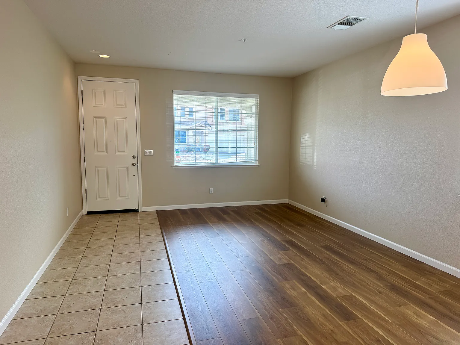 5 bed, 2512 sqft, $3,950 — Photo 3