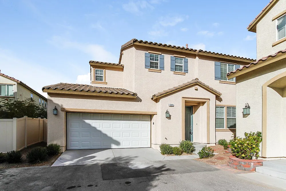 3 bed, 2.5 bath, 1727 sqft, $2,100 — Photo 1