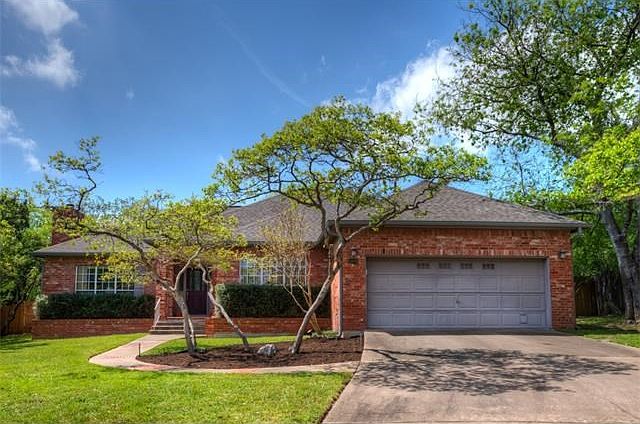 Beautiful singles story home on quiet cul-de-sac.