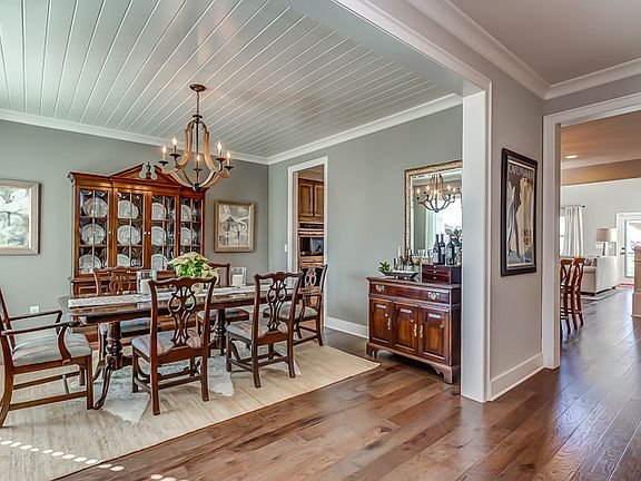 4th image of 815 Dartmoor Ln