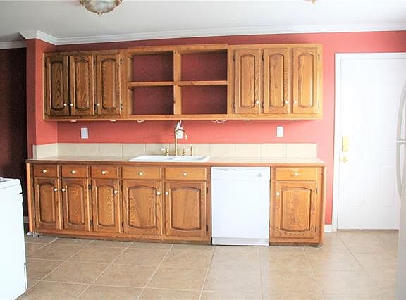 3rd image of 631 Lang St