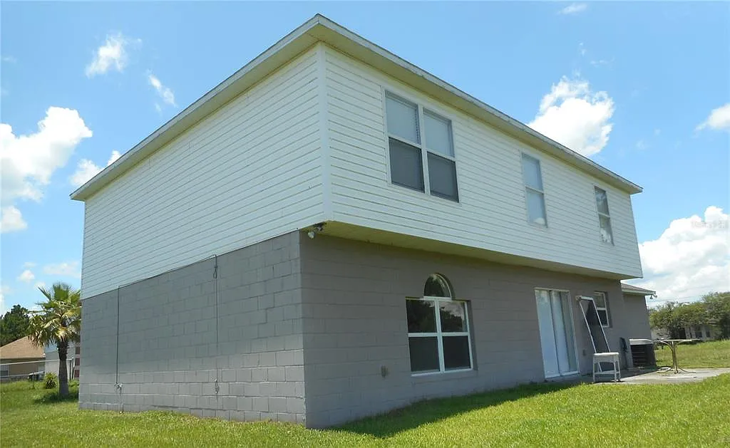 4 bed, 2.5 bath, 2224 sqft, $1,895 — Photo 2