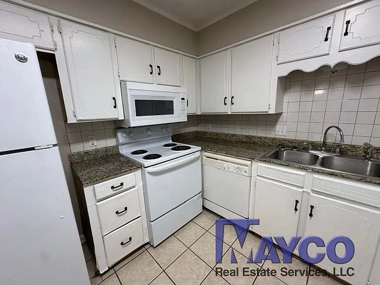 Grand Oaks Apartment Homes — Photo 7