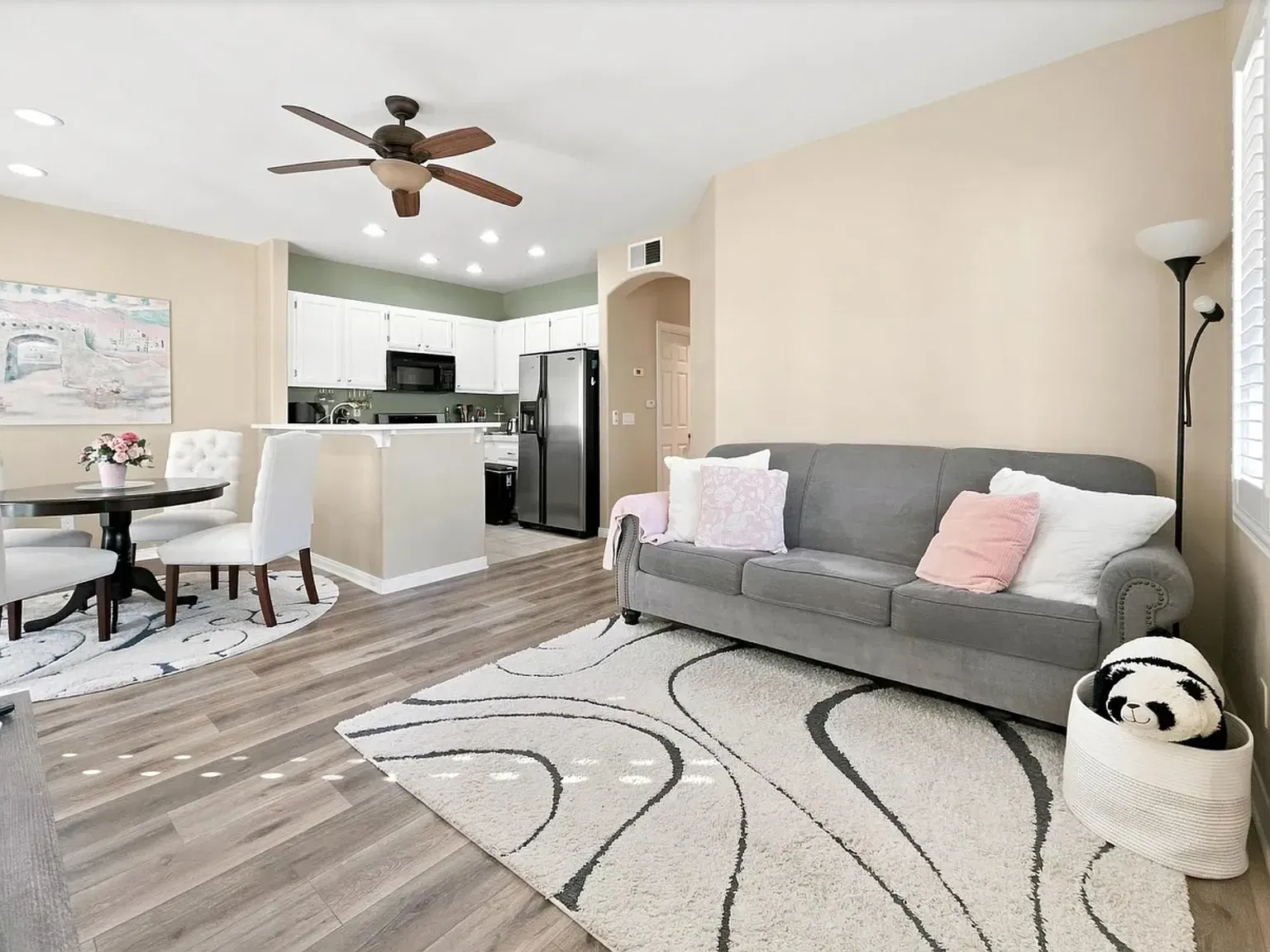2 bed, 946 sqft, $2,995 — Photo 2