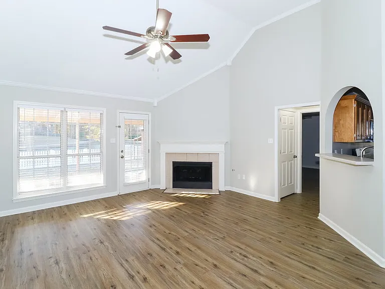 215 Lakewood Dr — Photo 4