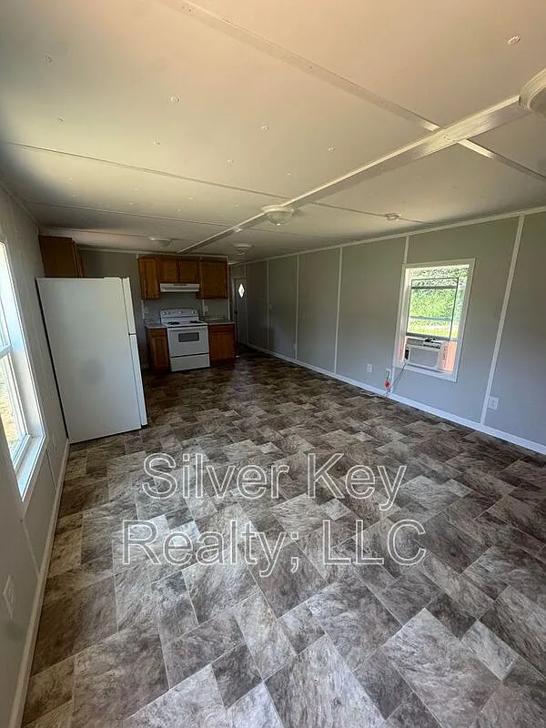 3 bed, 2.0 bath, $1,095 — Photo 2