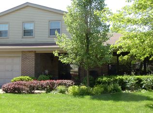 1012 Tall Tree Ter, Libertyville, IL