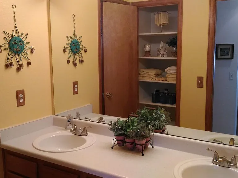 Double Sink Common Full Bath