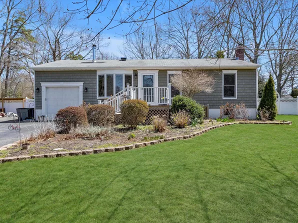 27 Williams Street, Center Moriches, NY 11934