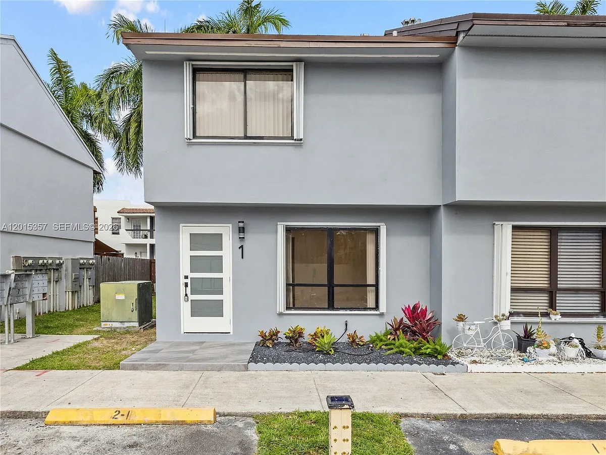 Building Photo - 8360 NW 8th St #12