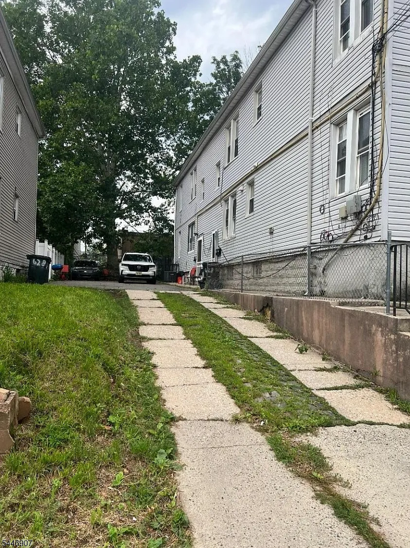3 bed, 1.0 bath, $2,700 — Photo 2