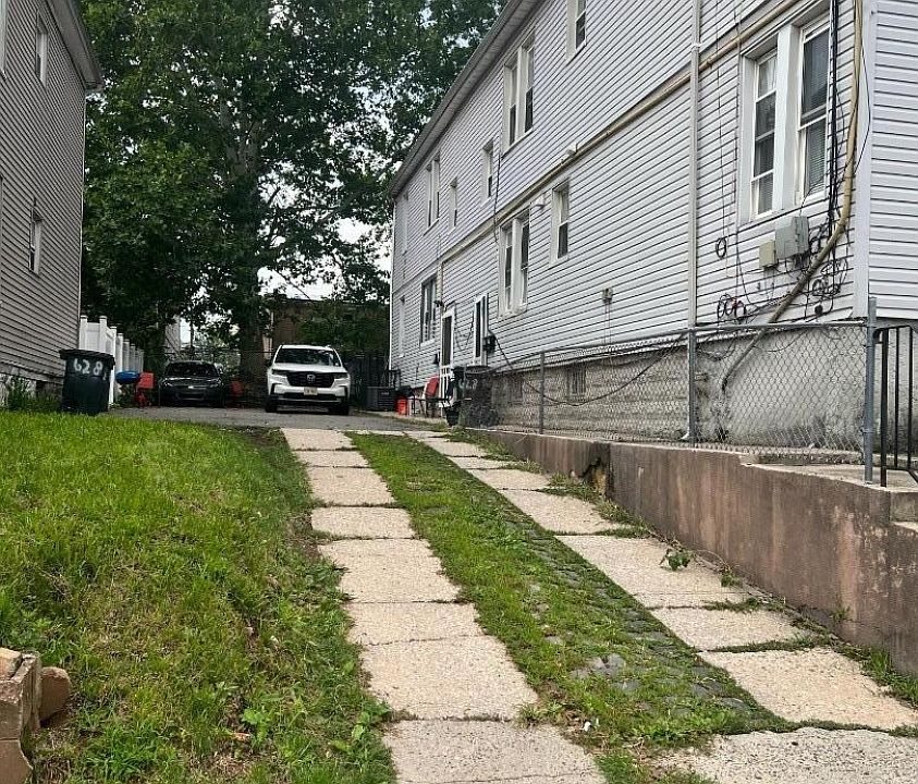 2nd image of 628 Magnolia Ave