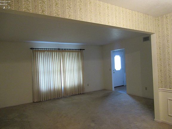 4th image of 31 Shaker Ct