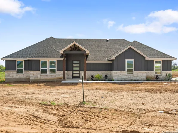 108 Hidden Cove, Floresville, TX 78114
