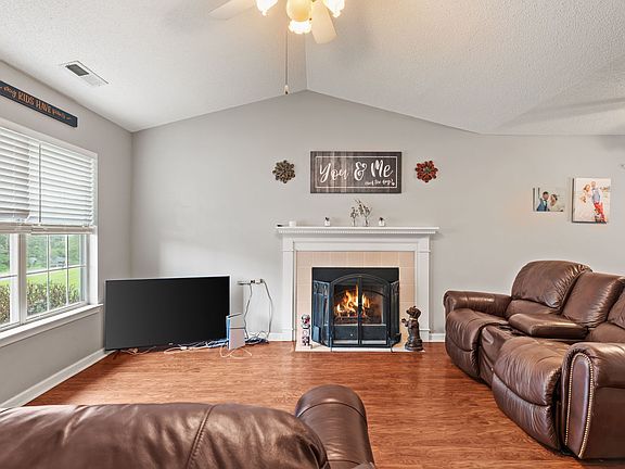 4th image of 27 Crossridge Dr SE