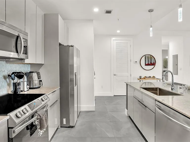 2100 Miami Rd #303 — Photo 5