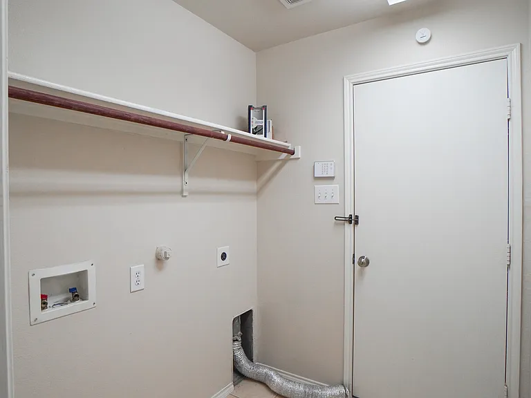 2010 Diamondback Dr — Photo 29