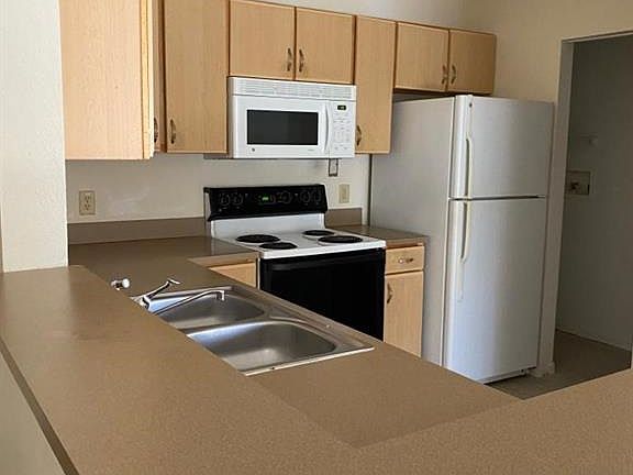 2nd image of 940 Village Trl Unit 2-307