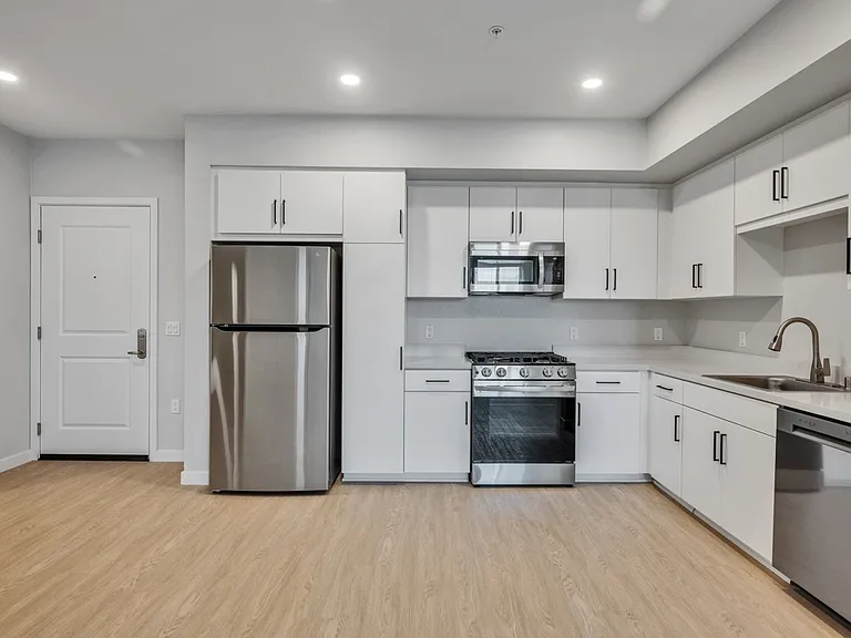 Downtown Ontario Luxury Apartments — Photo 6