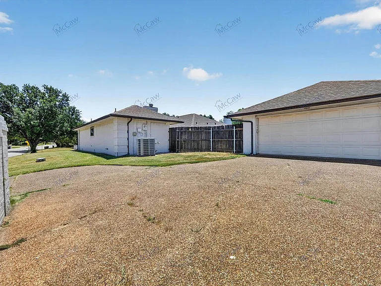 4900 Ledgestone Dr — Photo 29