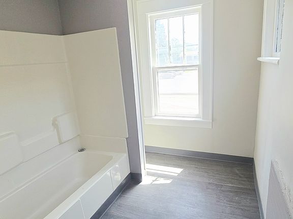 2nd image of 3110 Peach St
