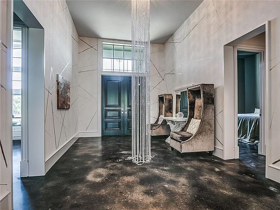 5th image of 924 W Nandina Way